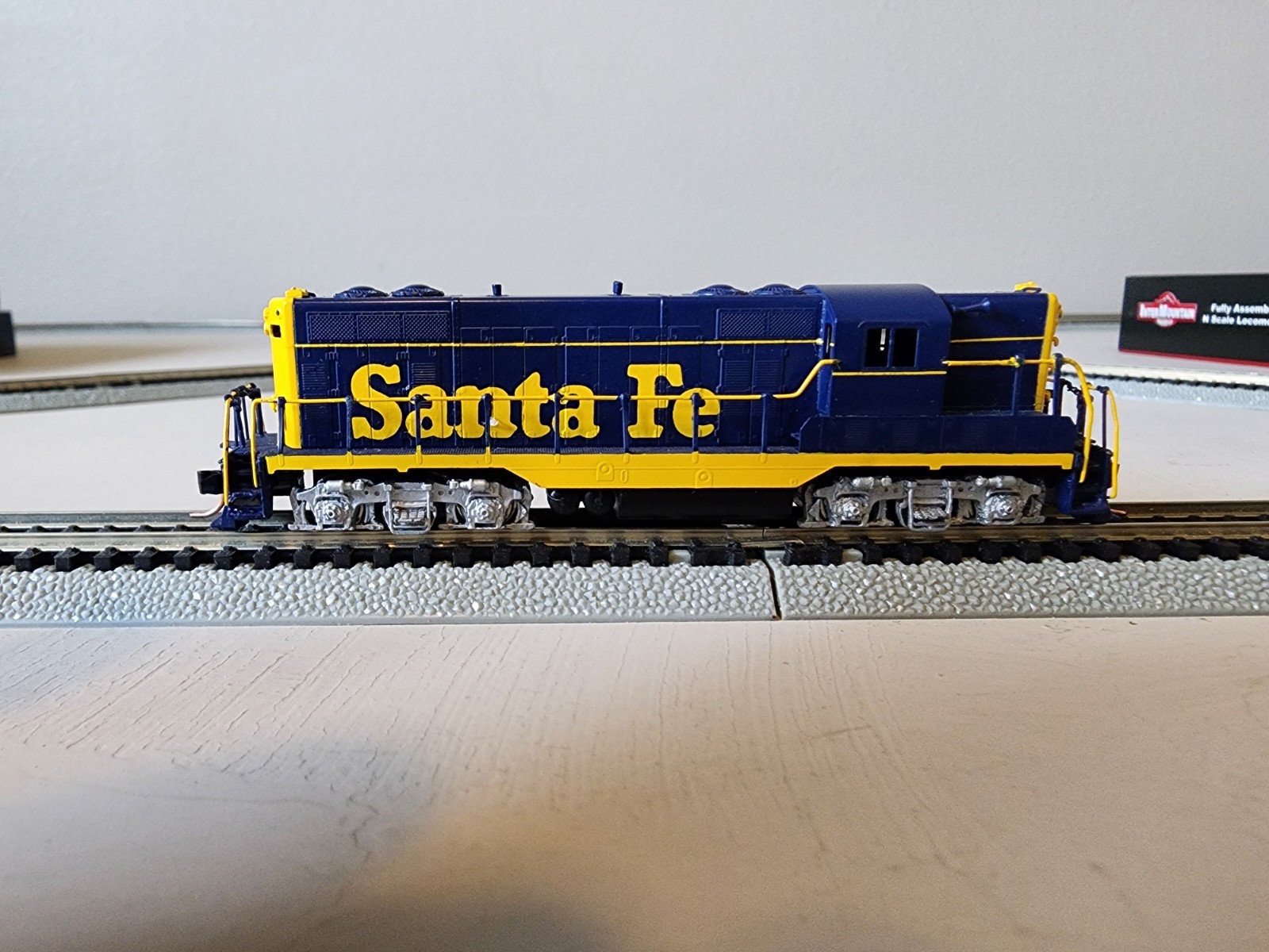 N-scale Hallmark Brass Santa Fe ATSF GP-7 Unnumbered Tested Runs Well 1033 N-scale Hallmark Brass Santa Fe ATSF GP-7 Unnumbered Tested Runs Well 1033