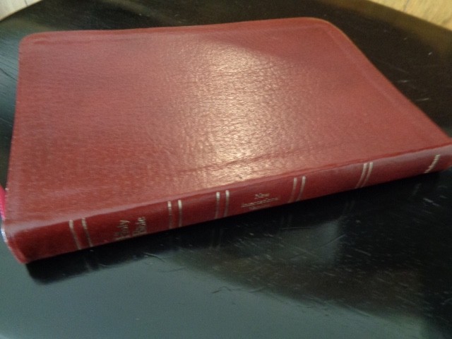 Holman HOLY BIBLE Old & New T UltraThin Genuine Leather NIV Reference GUC no ink