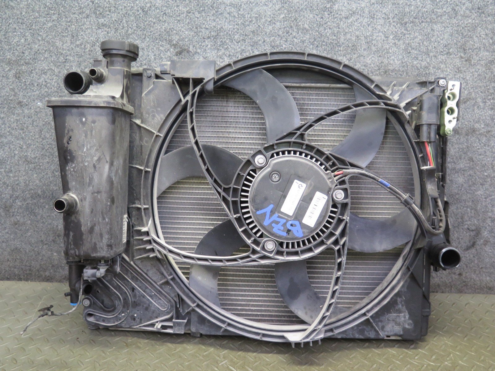 03-08 BMW E85 Z4 3.0L N52 MT RADIATOR CONDENSER FAN MOTOR EXPANSION TANK SET OEM