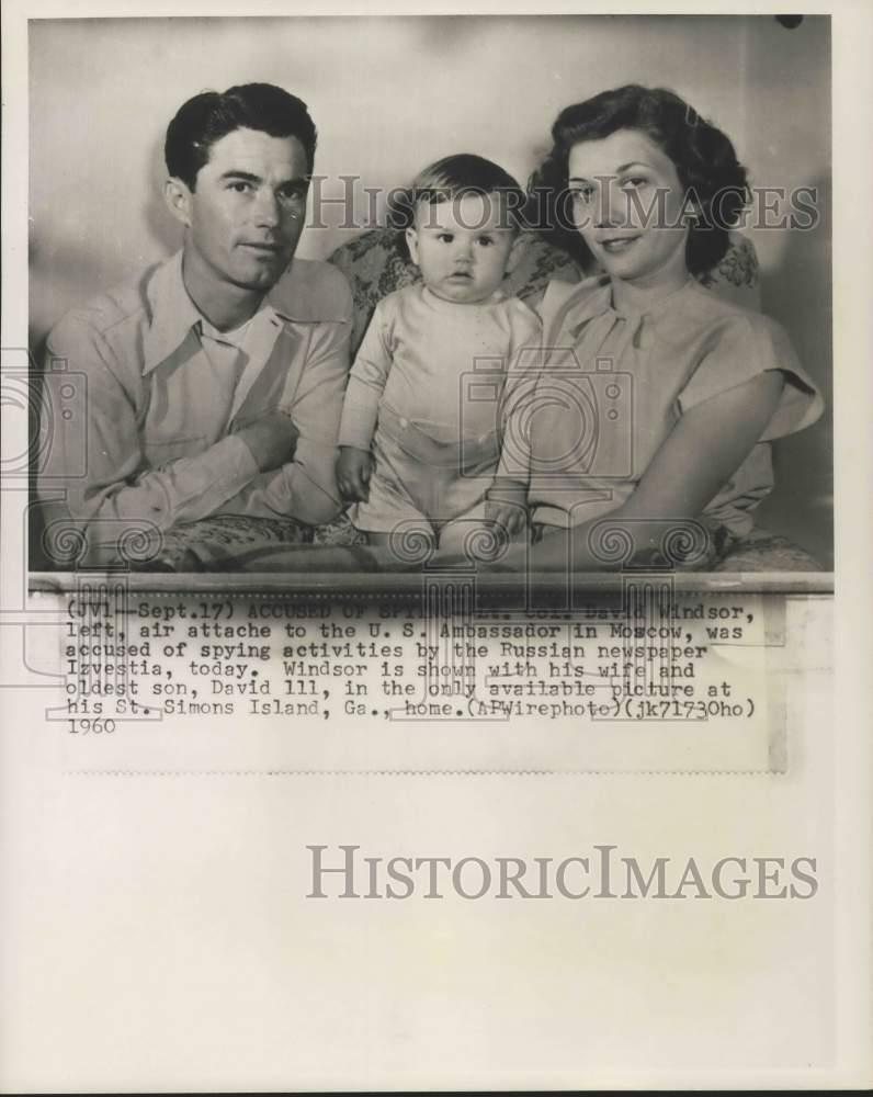 1960 Press Photo Colonel David Windsor with wife and son Davis III in Georgia