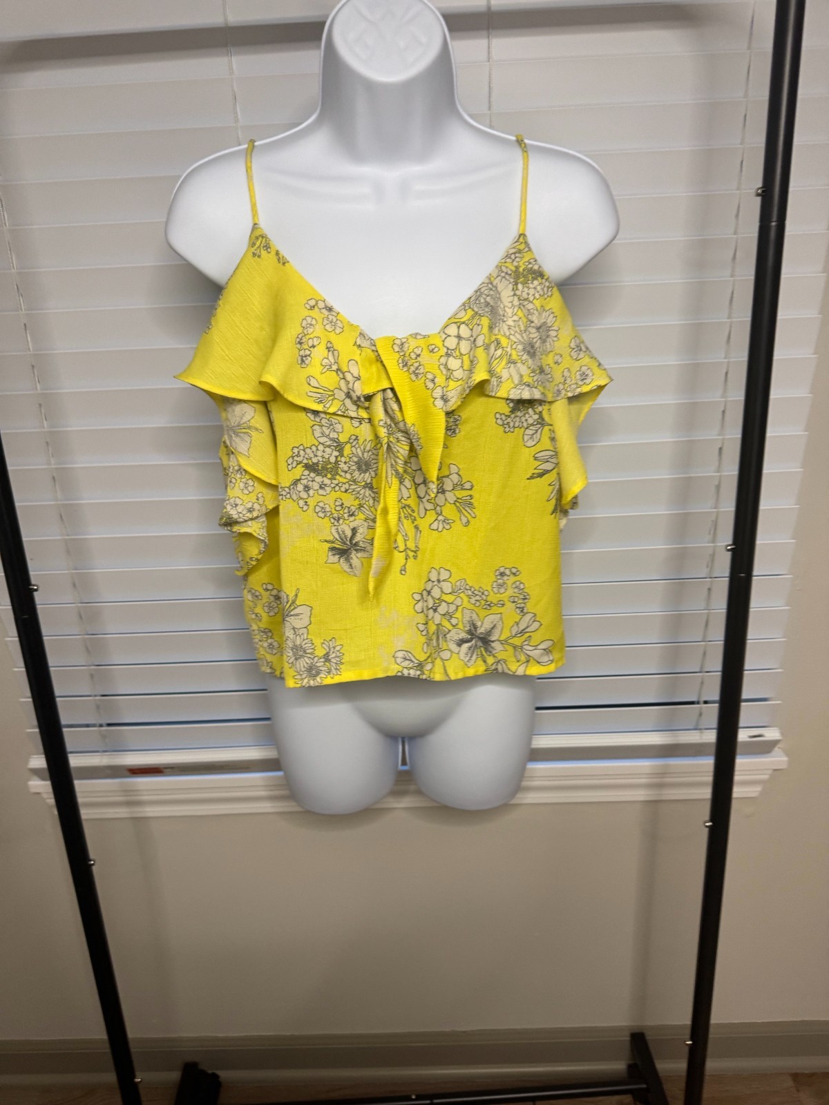 Lush Yellow Floral Tie Front Cami Top M Ruffle Sweetheart Neckline Boho Tank Lush Yellow Floral Tie Front Cami Top M Ruffle Sweetheart Neckline Boho Tank