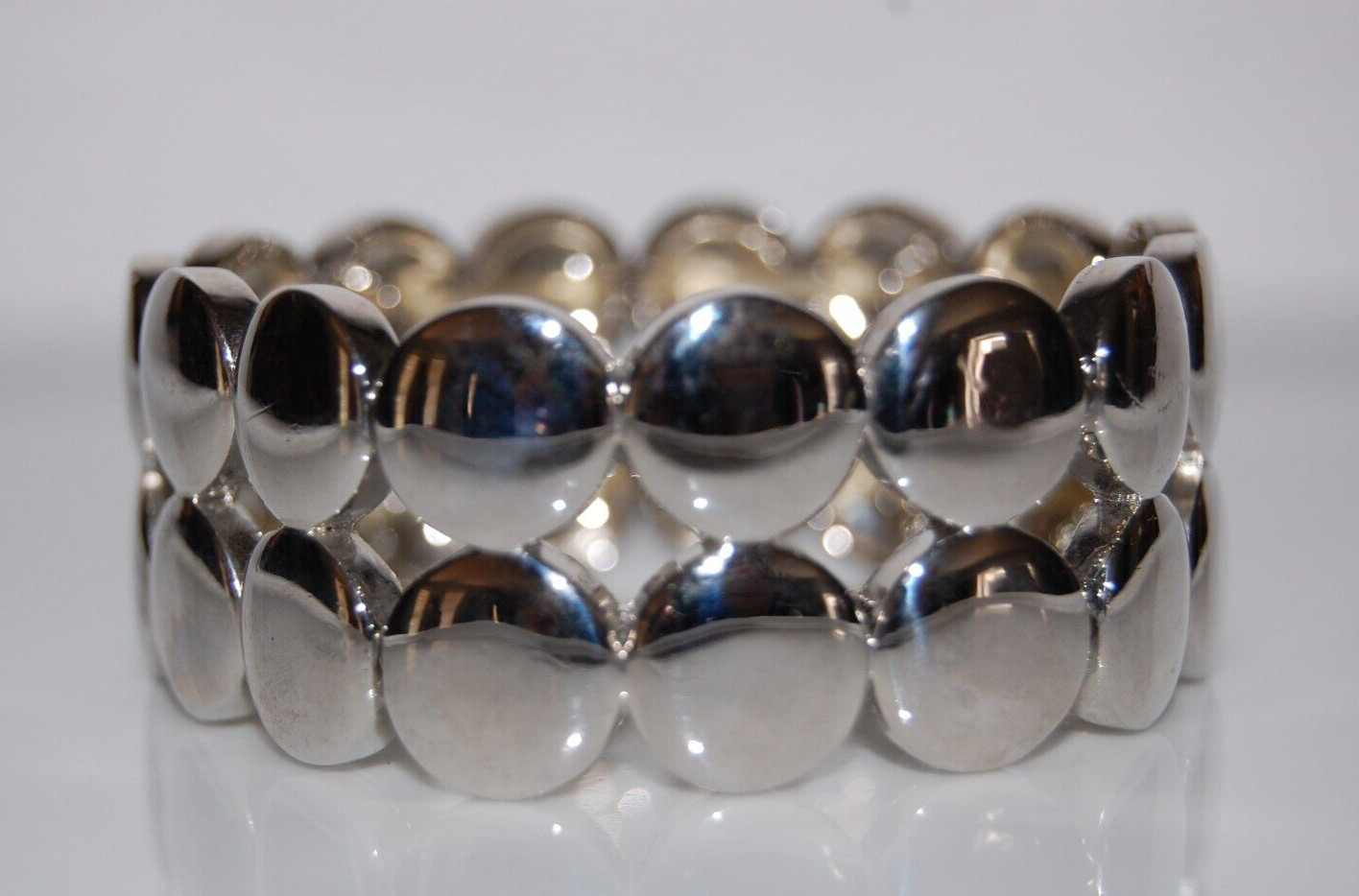 ELEGANT SILVER TONED METAL CIRCLE DESIGN MODERN STYLE STATEMENT STRETCH BRACELET