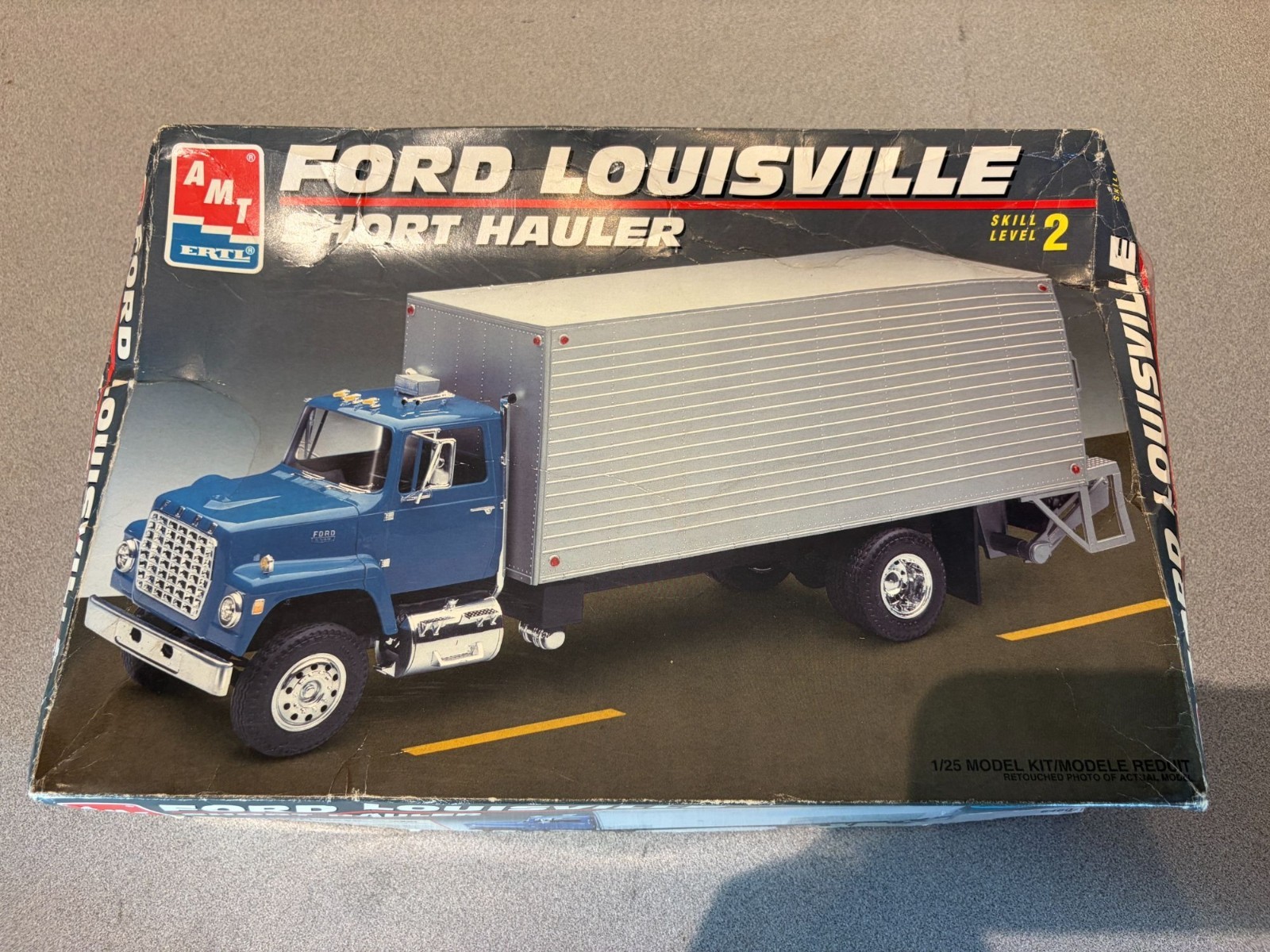AMT Ertl 1/25 Ford Louisville Short Hauler Delivery Box Truck Model Kit 6460