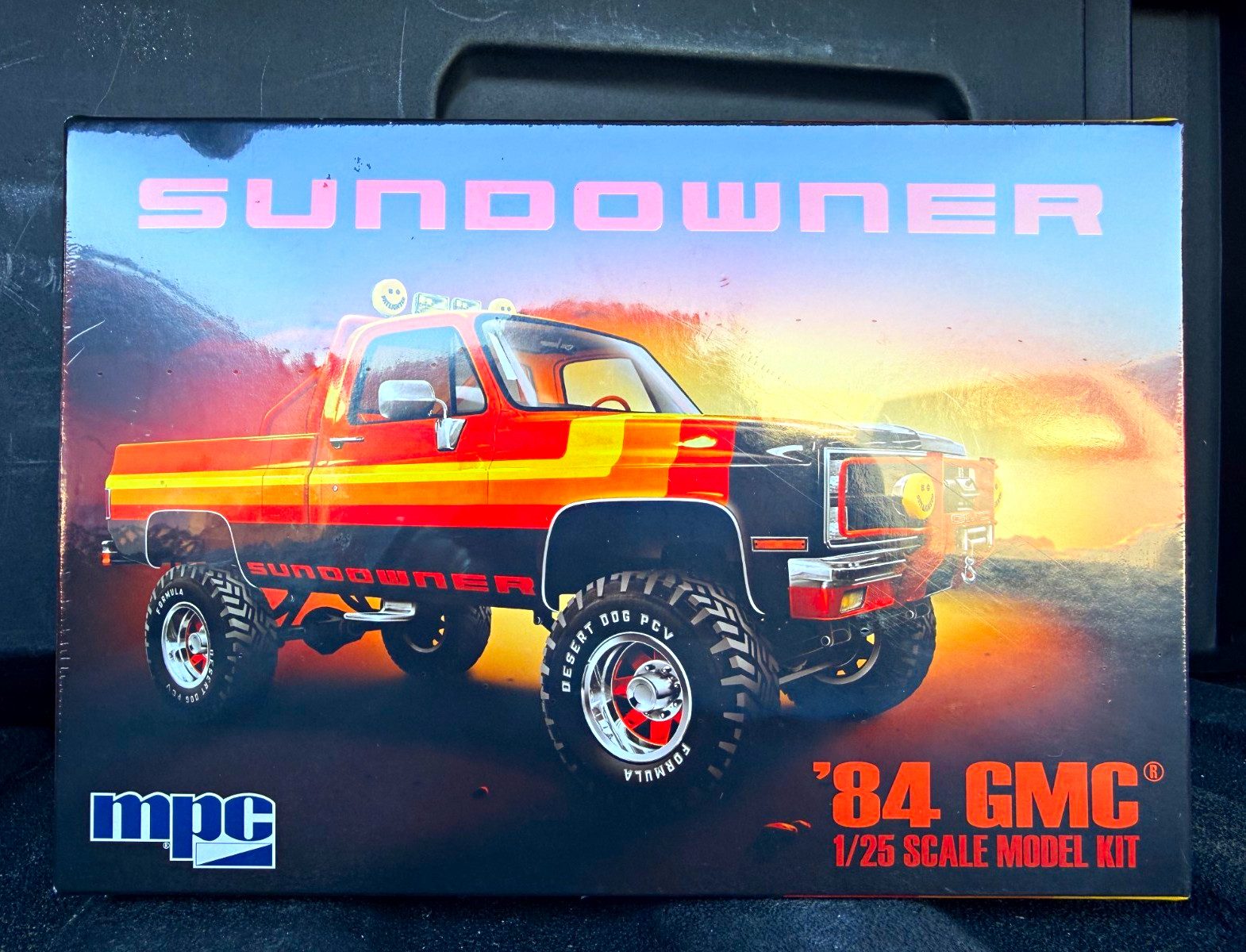 MPC \'84 GMC Sundowner 1:25 Plastic Unassembled Model Kit Paint Glue MPC1025 MPC \'84 GMC Sundowner 1:25 Plastic Unassembled Model Kit Paint Glue MPC1025