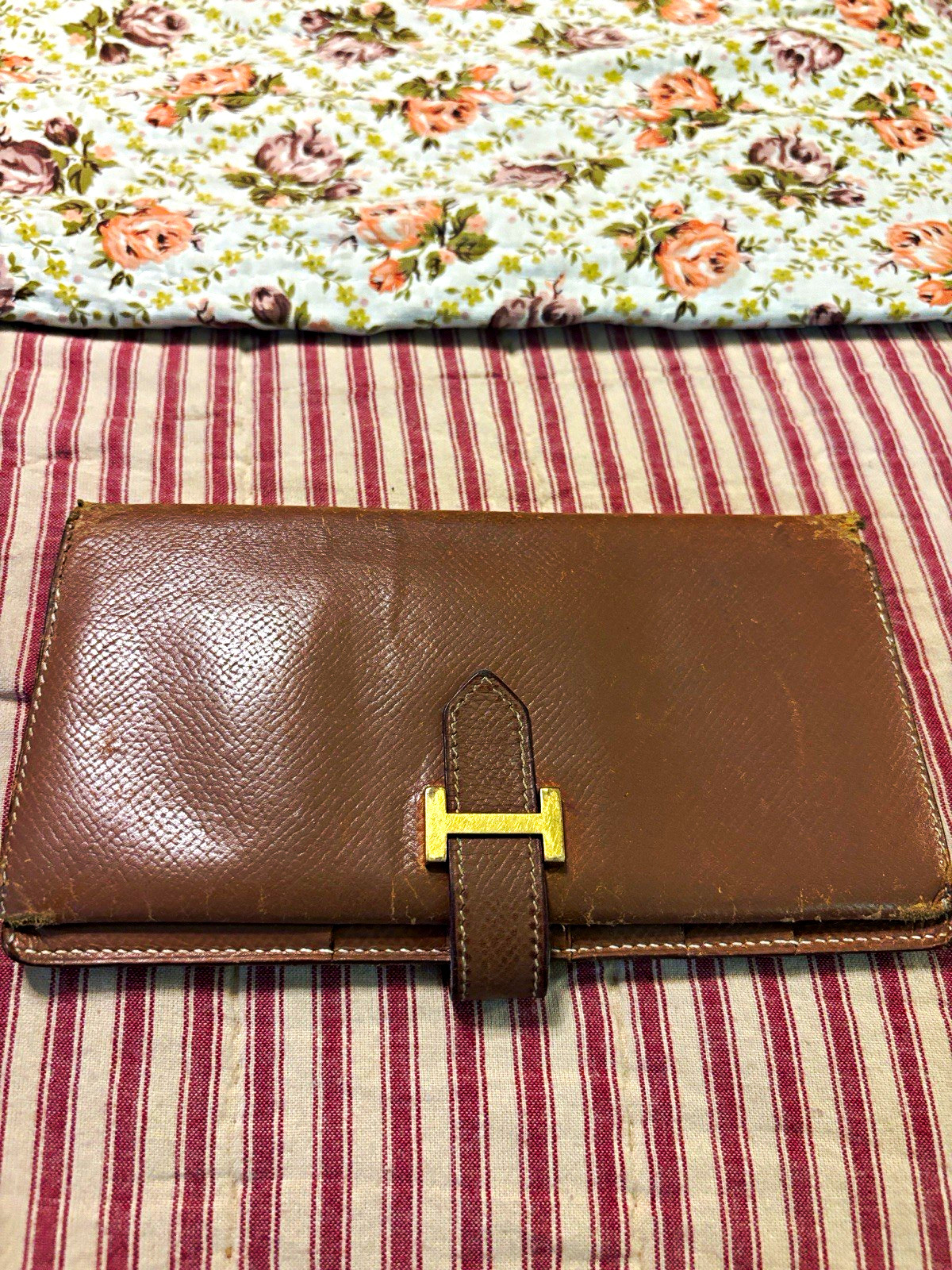 Hermès Women\'s Brown Wallet Gold-Tone Buckle Closure Credit Card Feature Hermès Women\'s Brown Wallet Gold-Tone Buckle Closure Credit Card Feature
