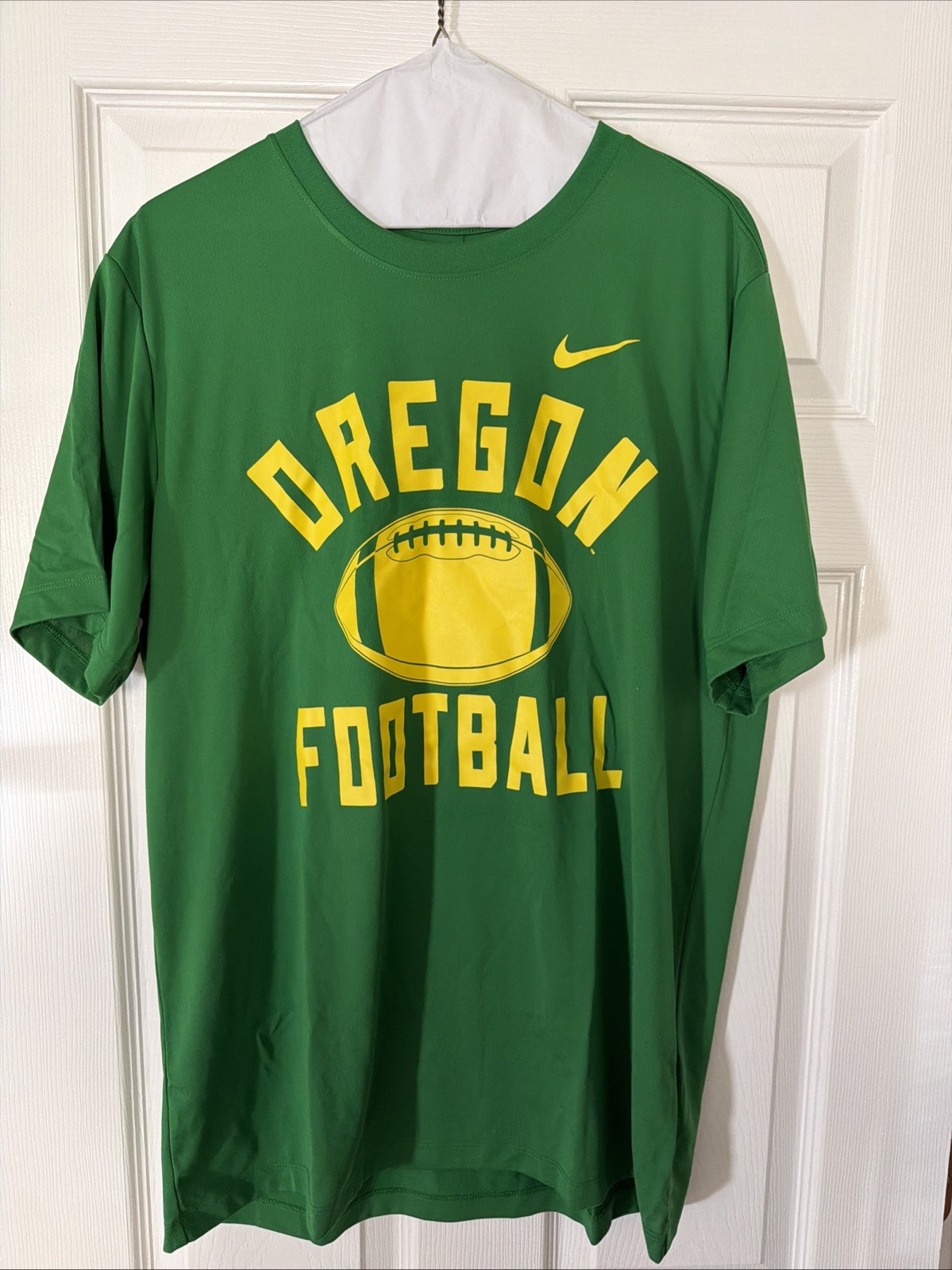Nike Oregon Ducks Football Green And Yellow Men’s Large NWT T-Shirt Nike Oregon Ducks Football Green And Yellow Men’s Large NWT T-Shirt