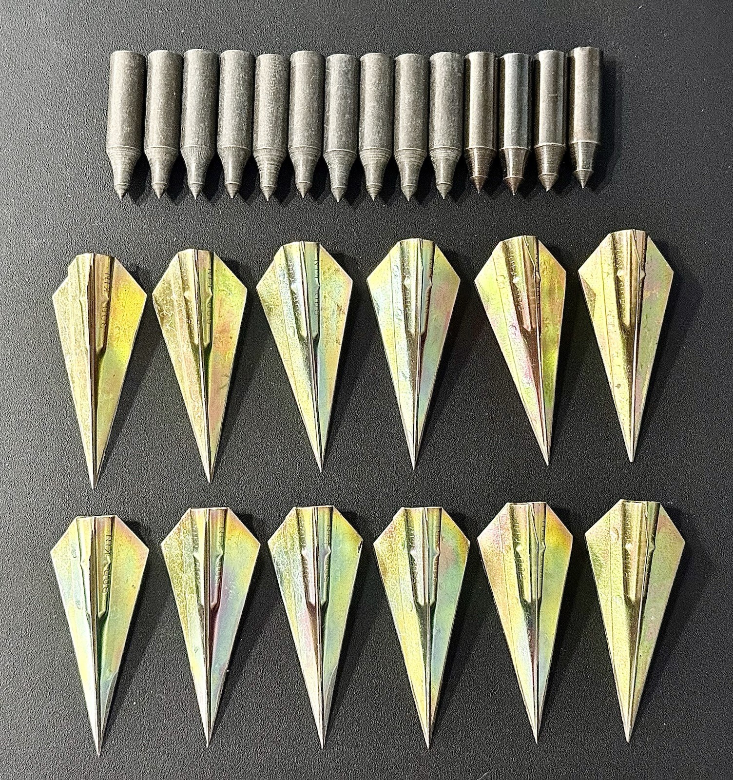 Lot of 28 Vintage Arrowheads 12 Bod-Kin Broadhead and 16 Fieldpoint New Open Box