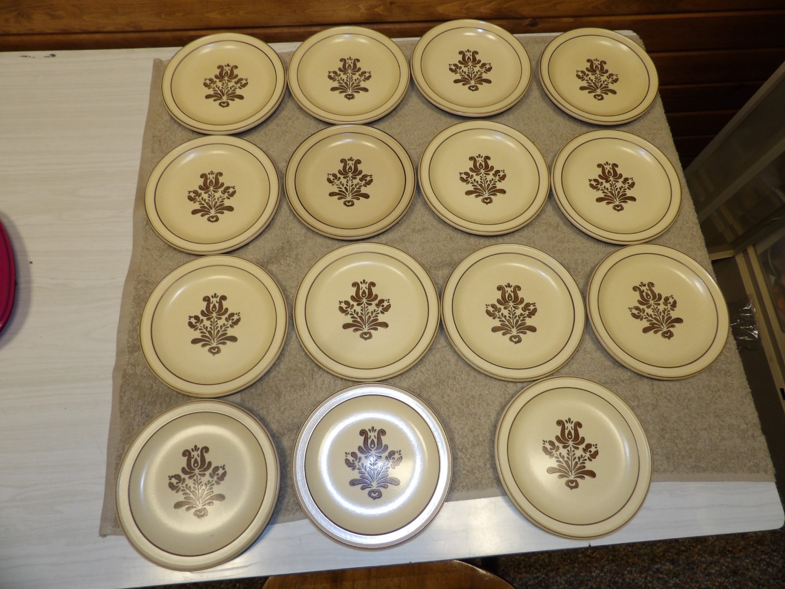 VTG Pfaltzgraff Village Salad Bread Dessert Plates 7\