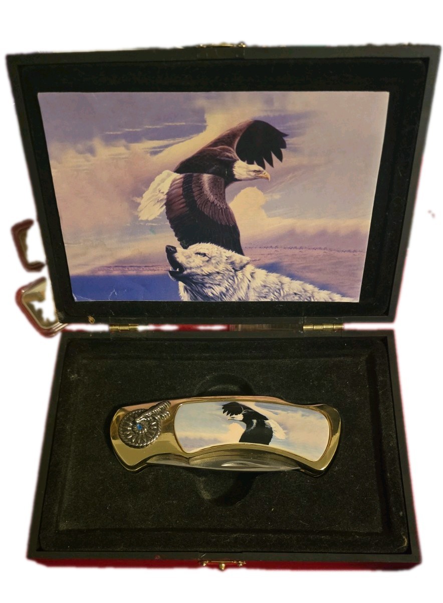 Soaring American Bald Eagle Collectors Pocket Knife with storage box. Soaring American Bald Eagle Collectors Pocket Knife with storage box.