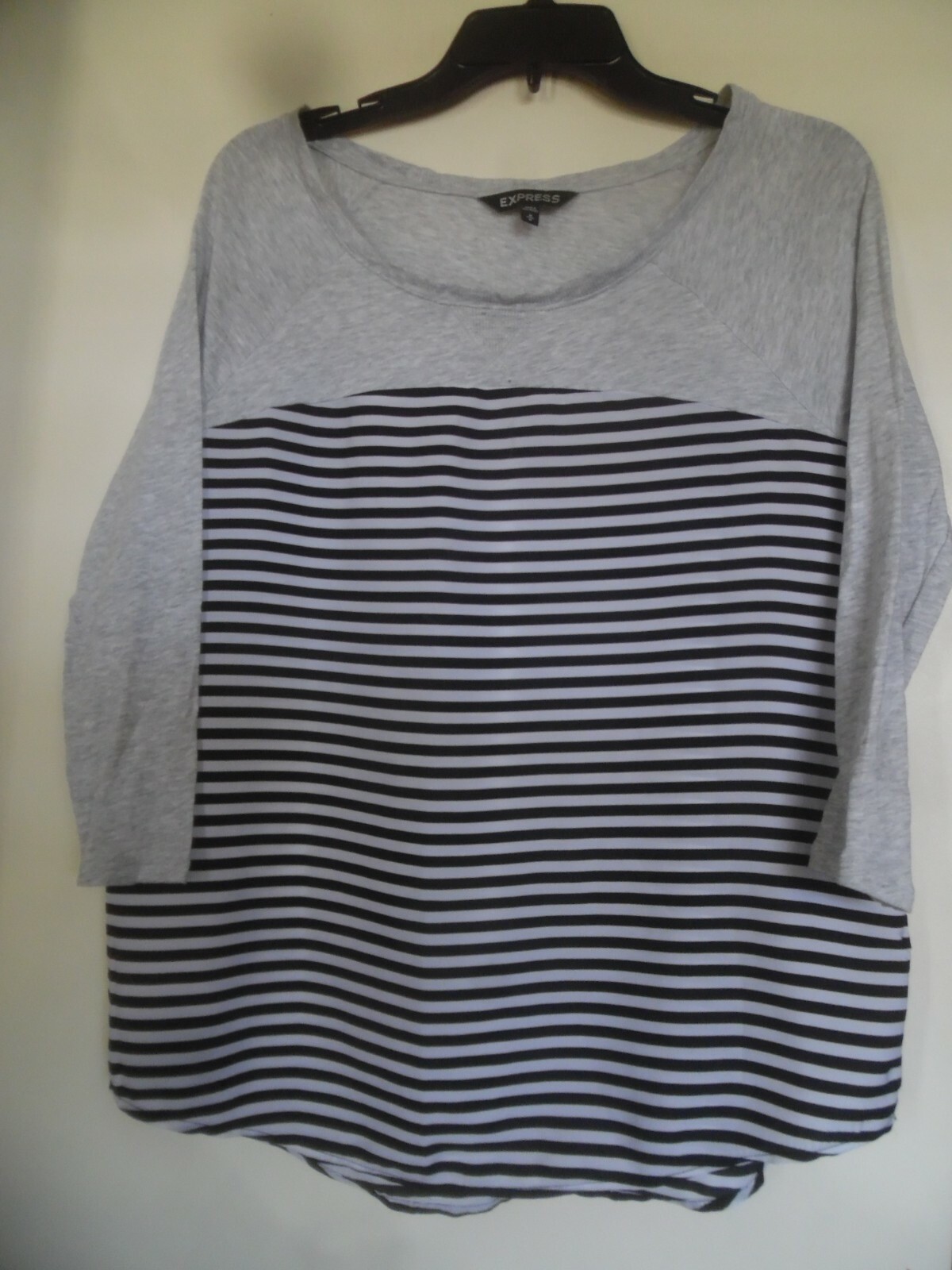 Express Women\'s Top Size M Black White Striped 3/4 Sleeve Hi Lo Express Women\'s Top Size M Black White Striped 3/4 Sleeve Hi Lo