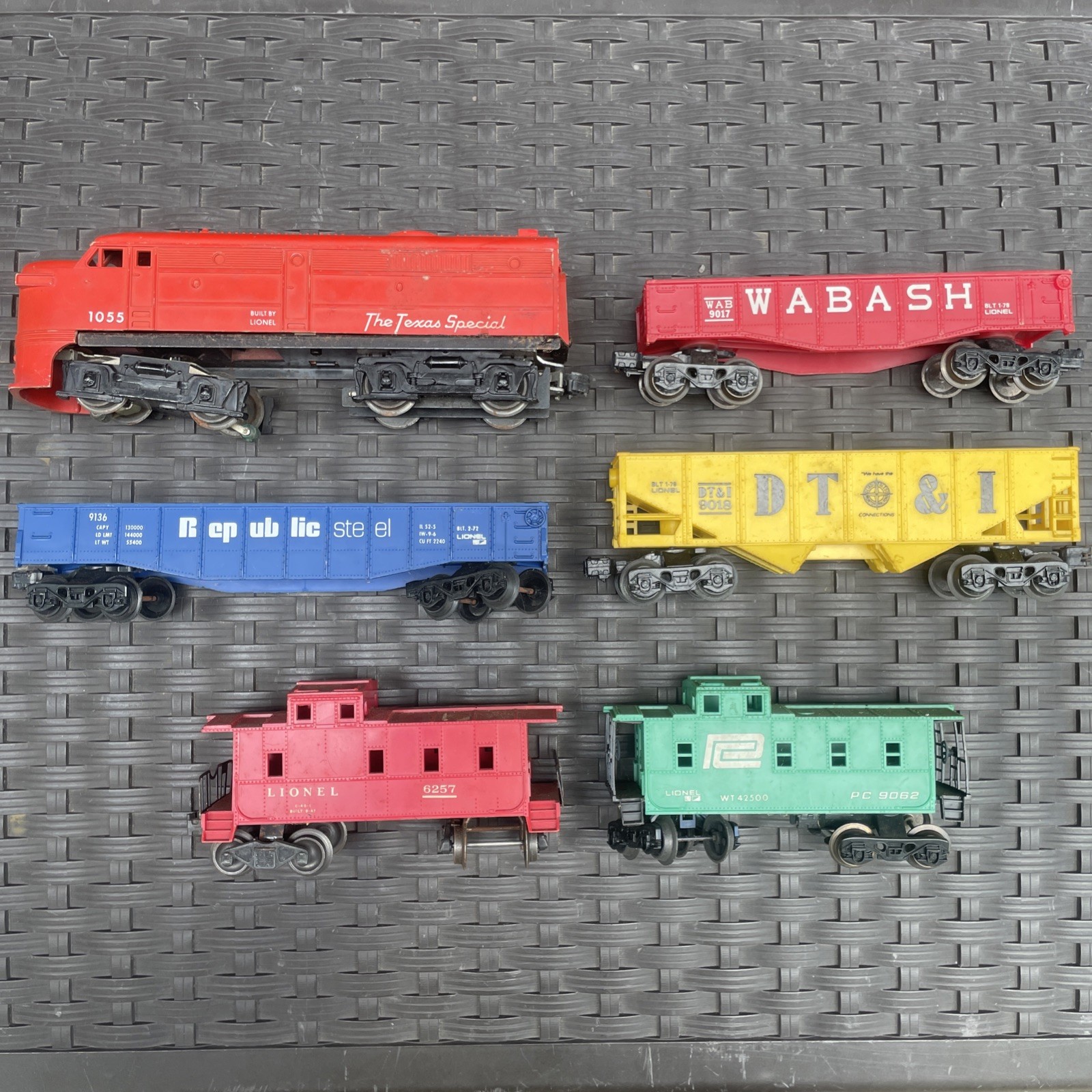 Vintage Lionel Set (5 Trains) Texas Special 1055 Diesel Engine & More - O Gauge 