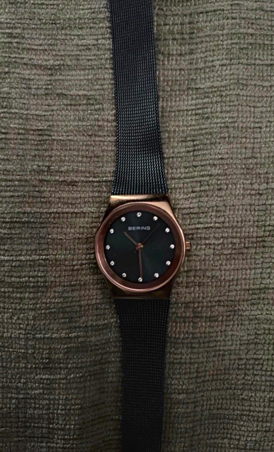 BERING Classic Women\'s Quartz Black Dial Rose Gold Mesh Band 30m Watch BERING Classic Women\'s Quartz Black Dial Rose Gold Mesh Band 30m Watch