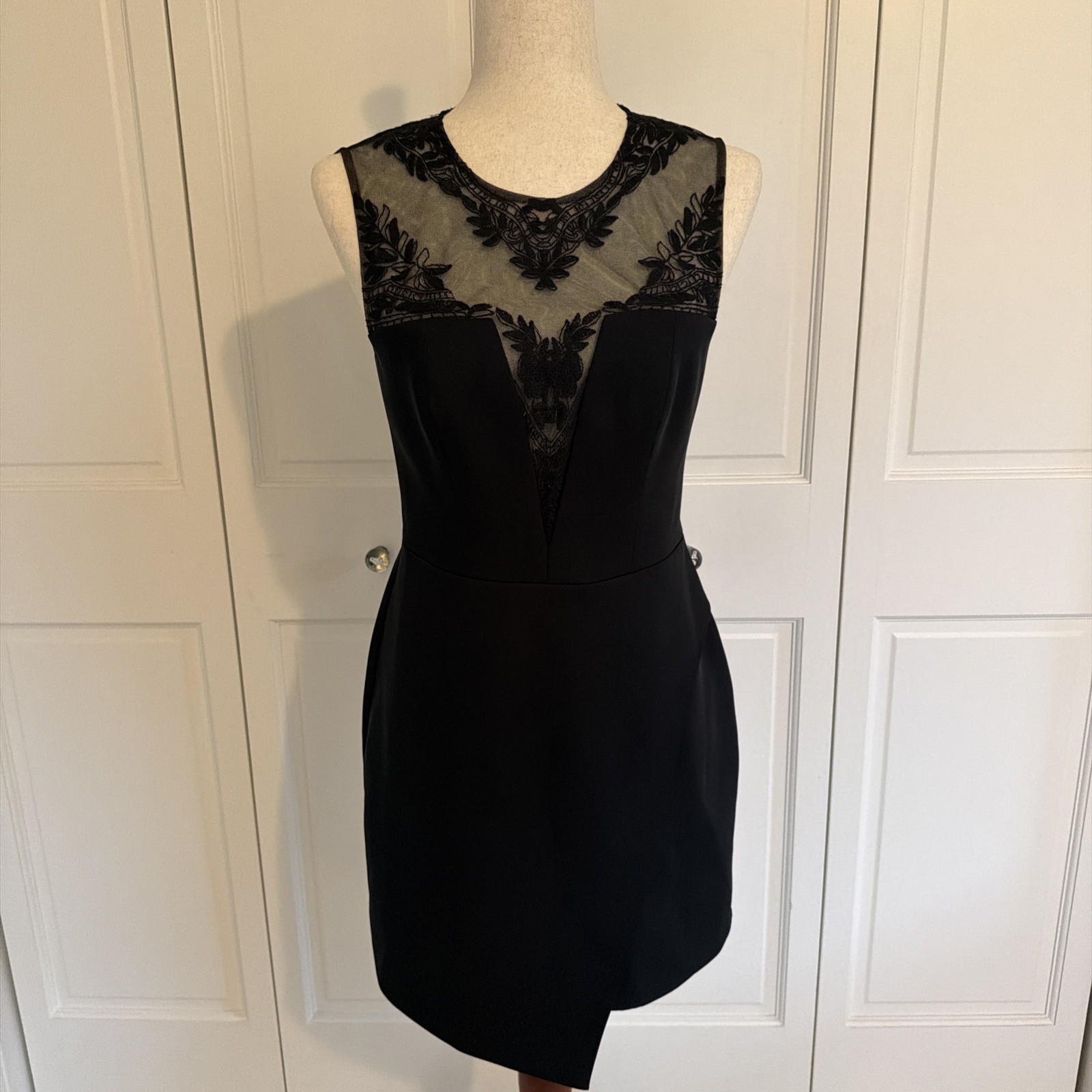 BCBGMAXAZRIA Women\'s Sleeveless BLACK DRESS with Lace Detail - Size 4 BCBGMAXAZRIA Women\'s Sleeveless BLACK DRESS with Lace Detail - Size 4