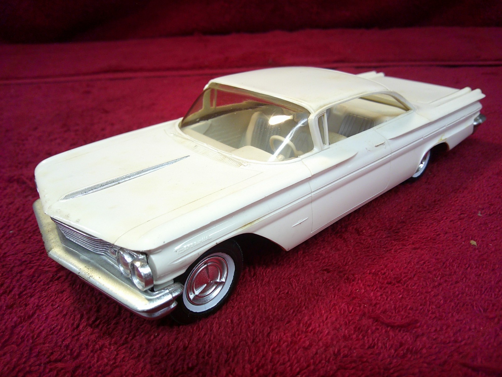 1960 PONTIAC BONNEVILLE SPORT COUP 1/25 MODEL CAR AMT SALES PROMO FRICTION DRIVE 1960 PONTIAC BONNEVILLE SPORT COUP 1/25 MODEL CAR AMT SALES PROMO FRICTION DRIVE
