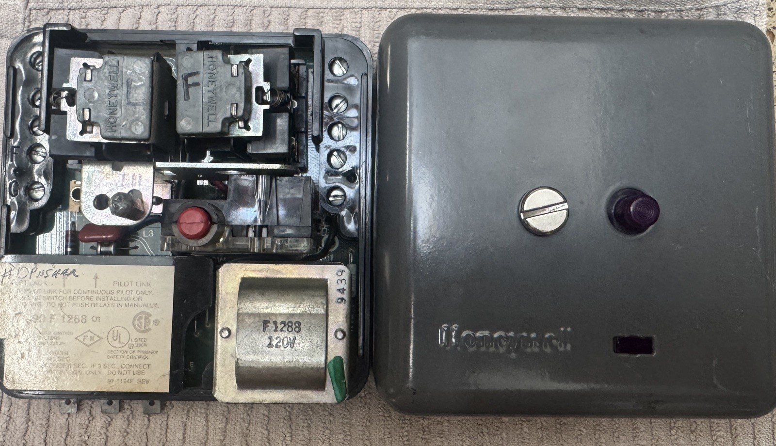 Honeywell RA890F 1288 RA890F1288 Burner Control Module 120V 10A
