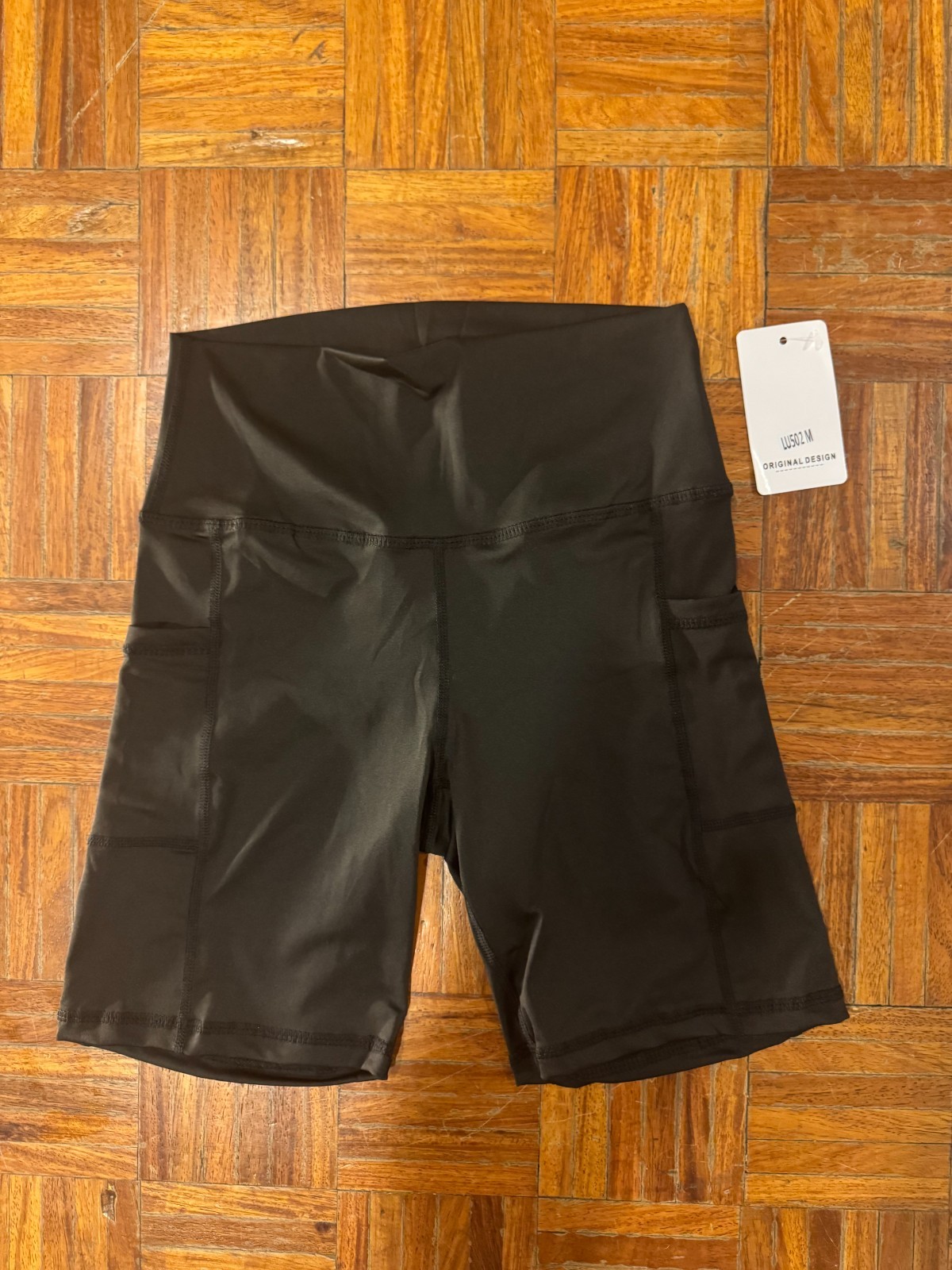 LULULEMON SHORTS WITH SIDE POCKETS ORIGINAL DESIGN WOMENS SIZE M LULULEMON SHORTS WITH SIDE POCKETS ORIGINAL DESIGN WOMENS SIZE M