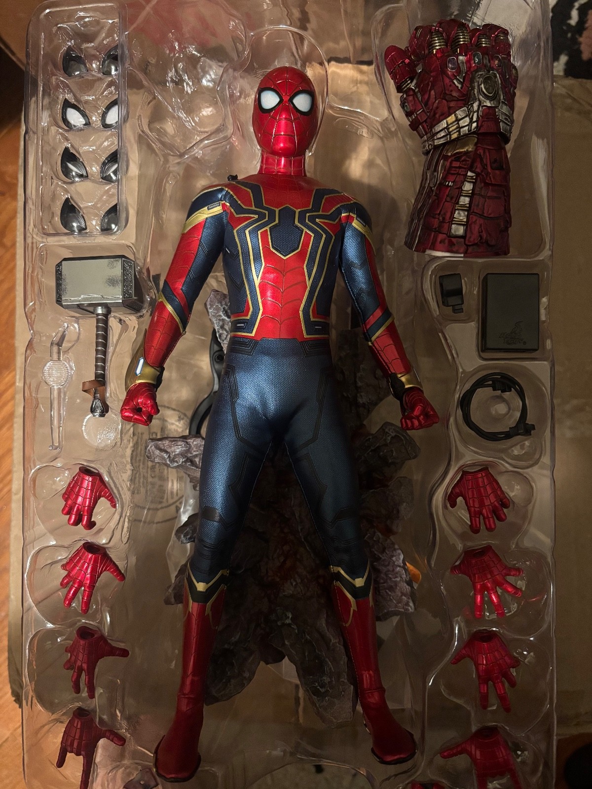 Hot Toys Avengers Endgame Iron Spider MMS761 1/6 Scale Figure New 2.0 Hot Toys Avengers Endgame Iron Spider MMS761 1/6 Scale Figure New 2.0