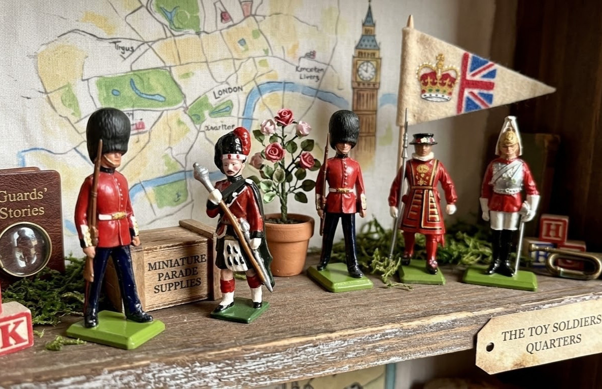 Vintage Britains Deetail Toy Soldiers Lot of 5 Guards Beefeater Piper Metal Base