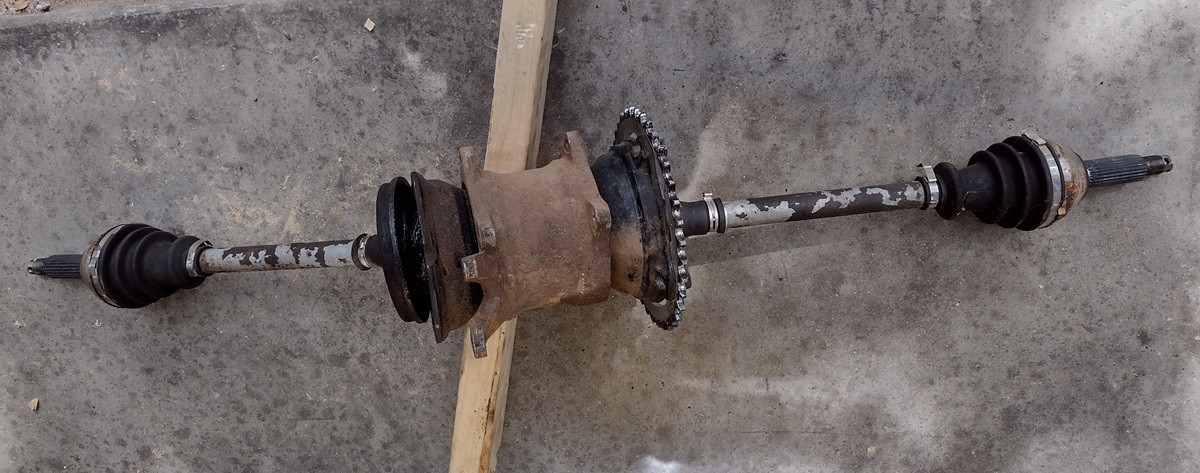 2006-2007 OUTLAW 500 IRS OEM Rear Drive Carrier Housing w axles and new sprocket 2006-2007 OUTLAW 500 IRS OEM Rear Drive Carrier Housing w axles and new sprocket