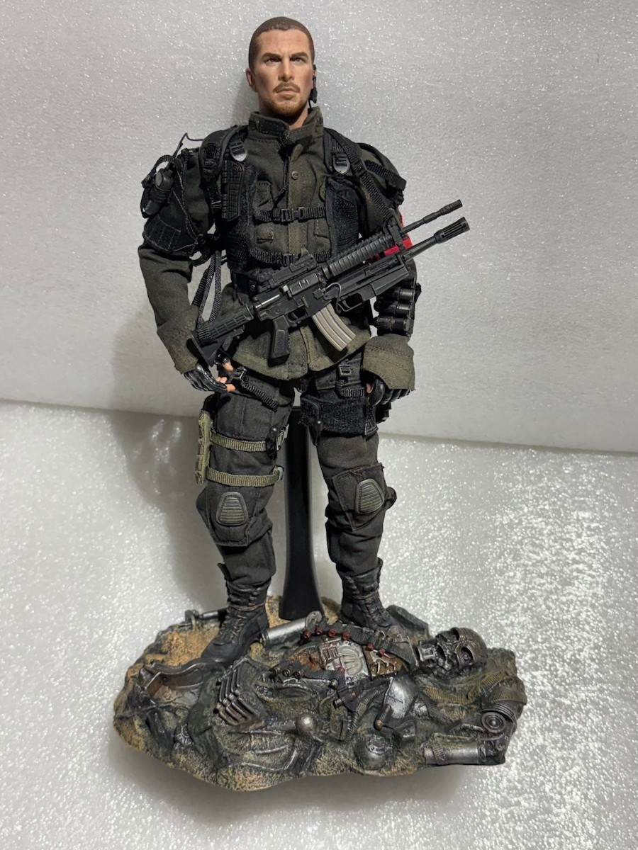 HOT TOYS MMS111 TERMINATOR SALVATION JOHN CONNOR FINAL BATTLE 1:6 SCALE FIGURE