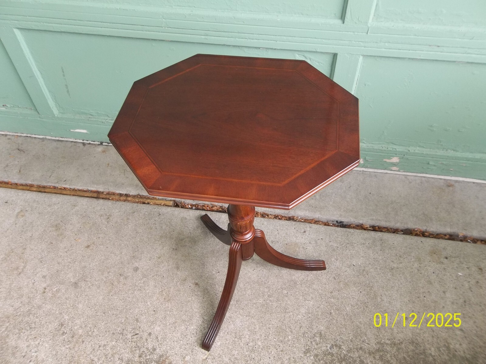 Beautiful Mahogany Octagon Tilt Top Pedestal Tripod Lamp Table Plant Stand Beautiful Mahogany Octagon Tilt Top Pedestal Tripod Lamp Table Plant Stand