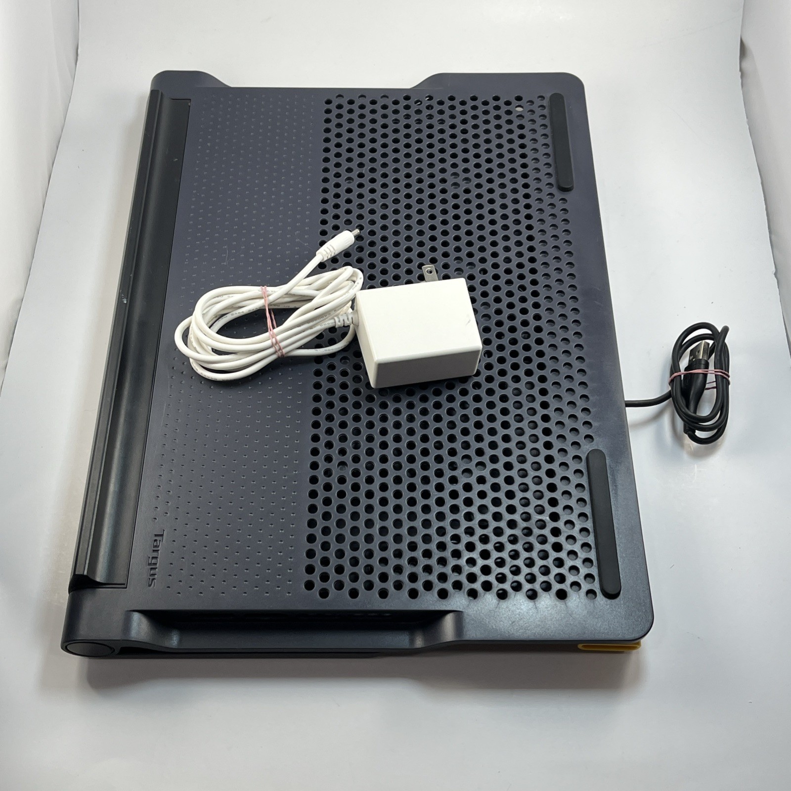 Targus AWE81US 4-Port USB Hub & Laptop Chill Mat Targus AWE81US 4-Port USB Hub & Laptop Chill Mat