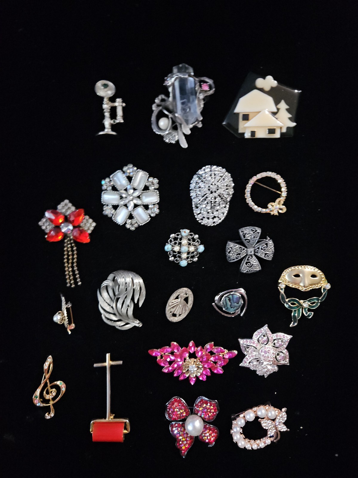 Vintage Brooch Lot of 20 pieces. 3 signed AJC, Lucinda, Gerrys Vintage Brooch Lot of 20 pieces. 3 signed AJC, Lucinda, Gerrys