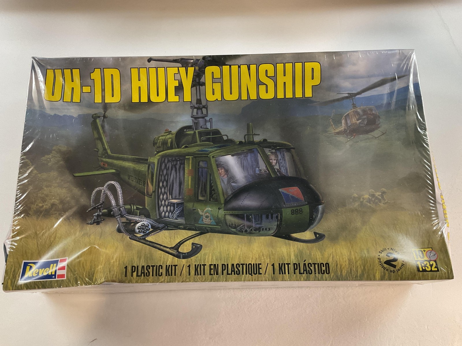 Revell UH-1D Huey Gunship 1:32 Scale Plastic Model Kit New Sealed Olive Drab