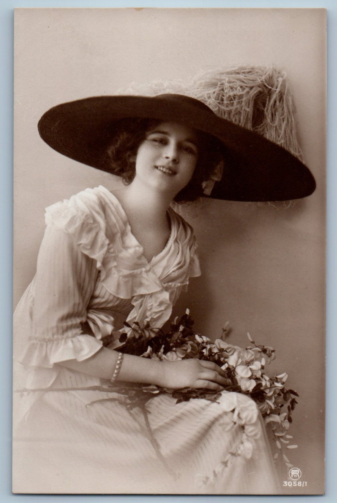 c1910s Pretty Woman With Big Hat And Flowers Smiling RPPC Photo Antique Postcard