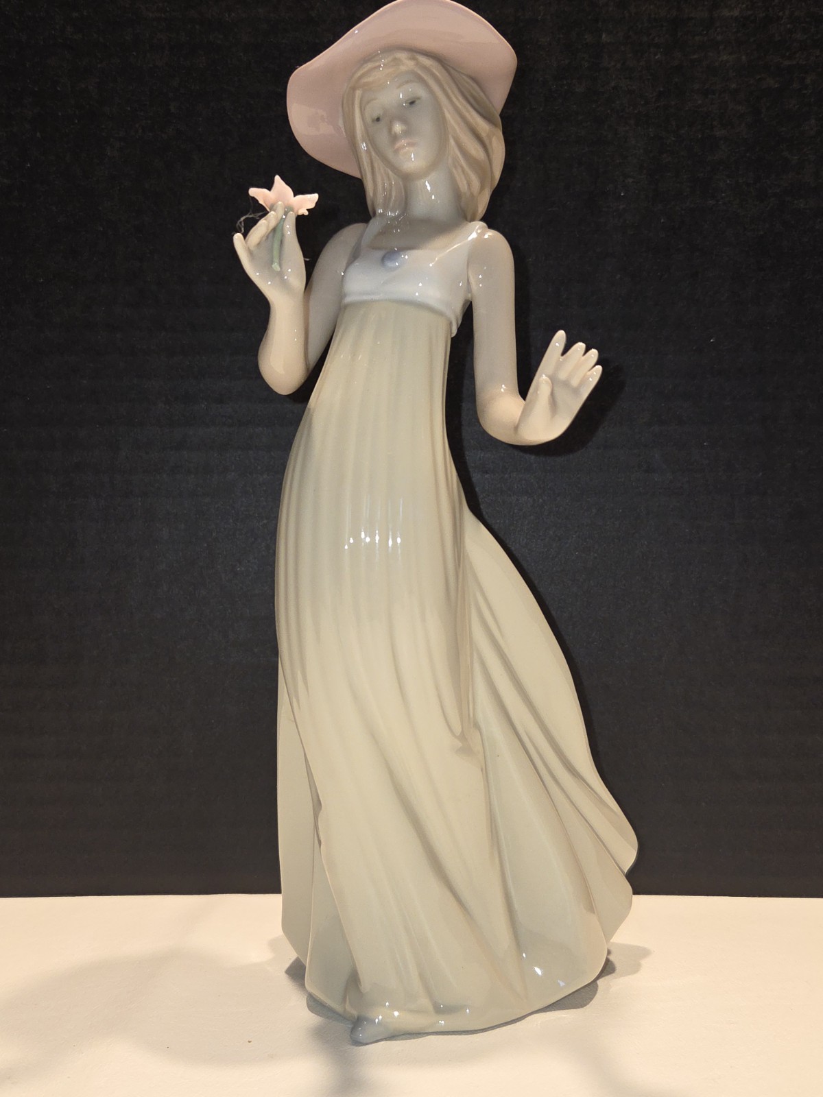 Nao by Lladro 1158 Gentle Breeze Lady Pink Hat Flower Porcelain Figurine Spain