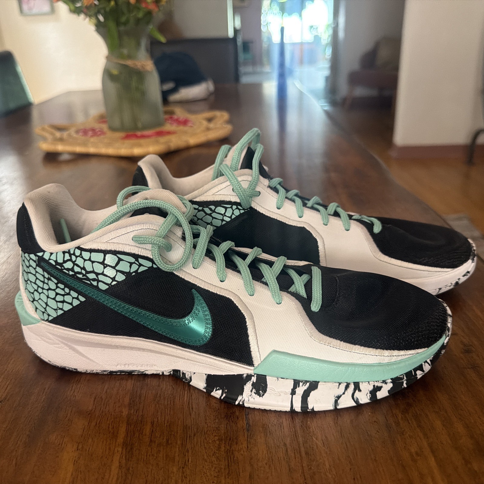 Women\'s Size 9.5 / Men\'s 8 - Nike By You Sabrina 2 HF0670-900