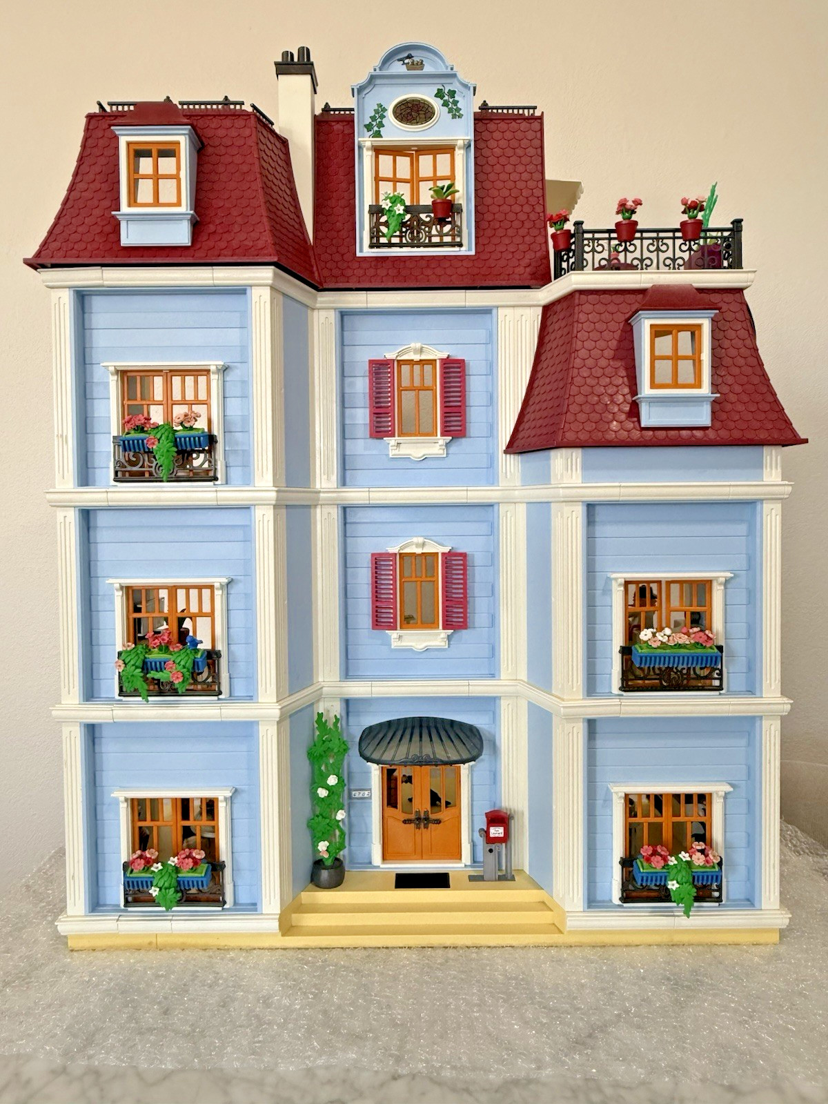 PLAYMOBIL - Large Mansion Dollhouse - 4 Story w/furniture PLAYMOBIL - Large Mansion Dollhouse - 4 Story w/furniture