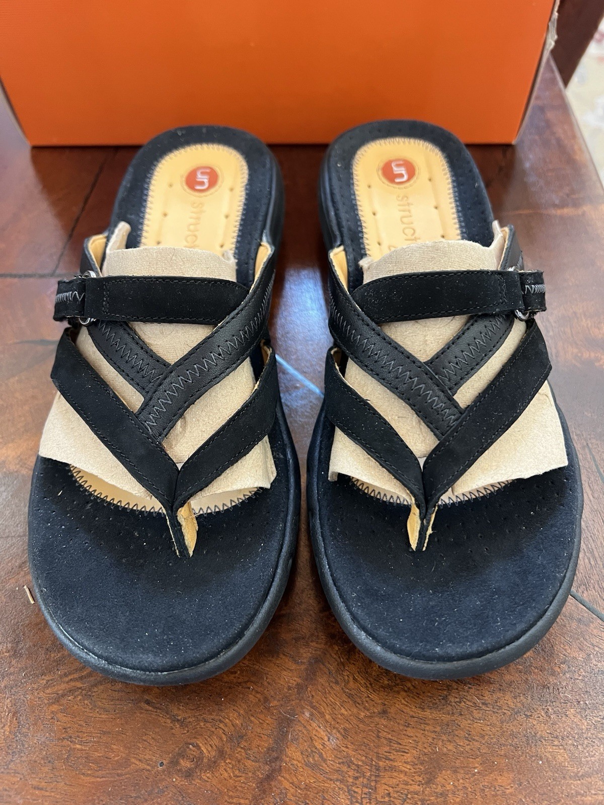 NWT Clarks Unstructured UN.COAST Black Leather Thong Sandals WOMEN 7.5M 85215 NWT Clarks Unstructured UN.COAST Black Leather Thong Sandals WOMEN 7.5M 85215