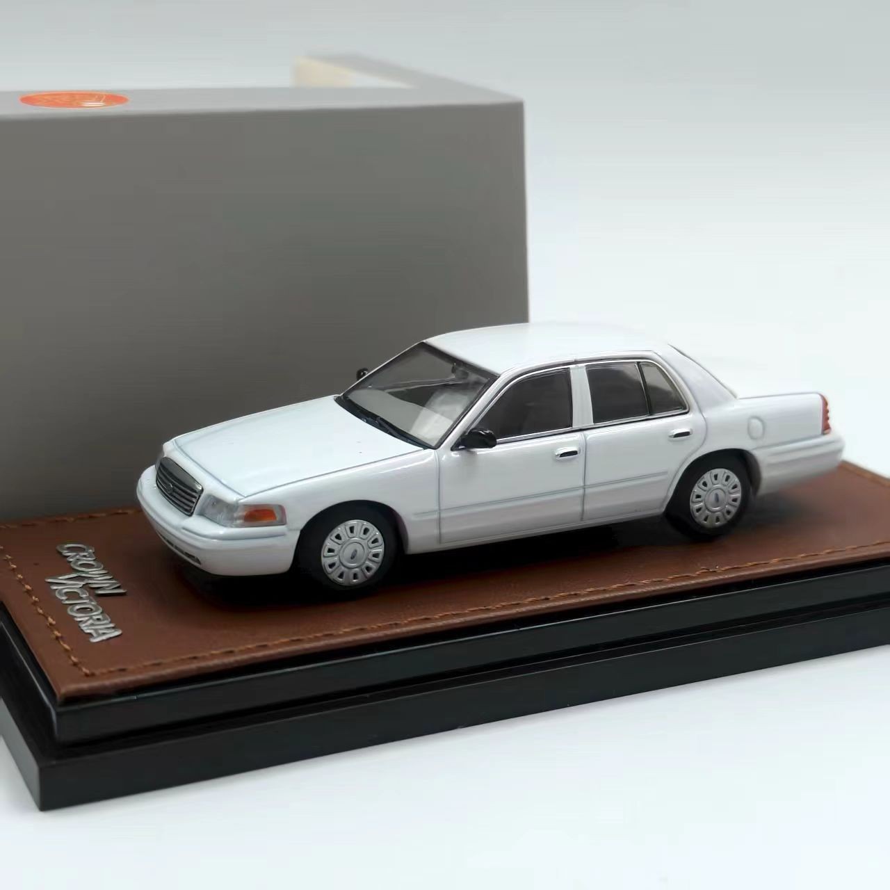 GOC 1/64 CV Crown Victoria EN114 Sedan White Diecast Car Model