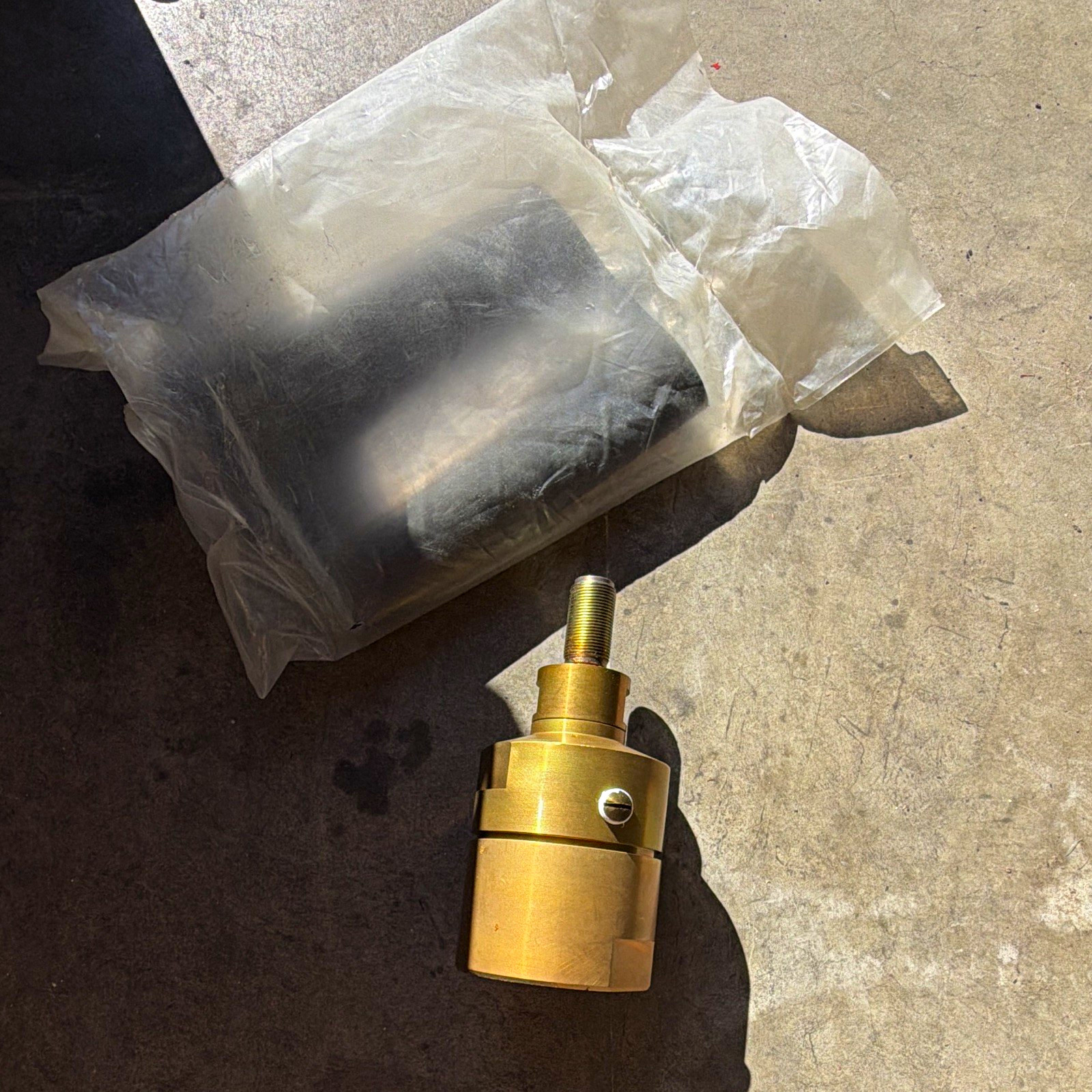 Brass Fitting Adapter with Swivel and Sealing Face, Sealed End