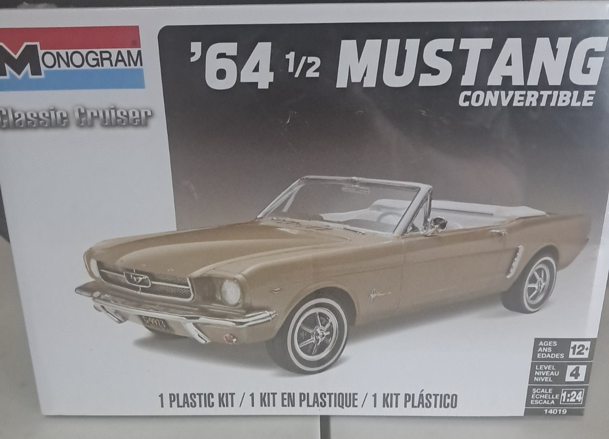 Monogram 1964 1/2 Mustang Convertible Model Kit 1/24 Scale Skill Level 4