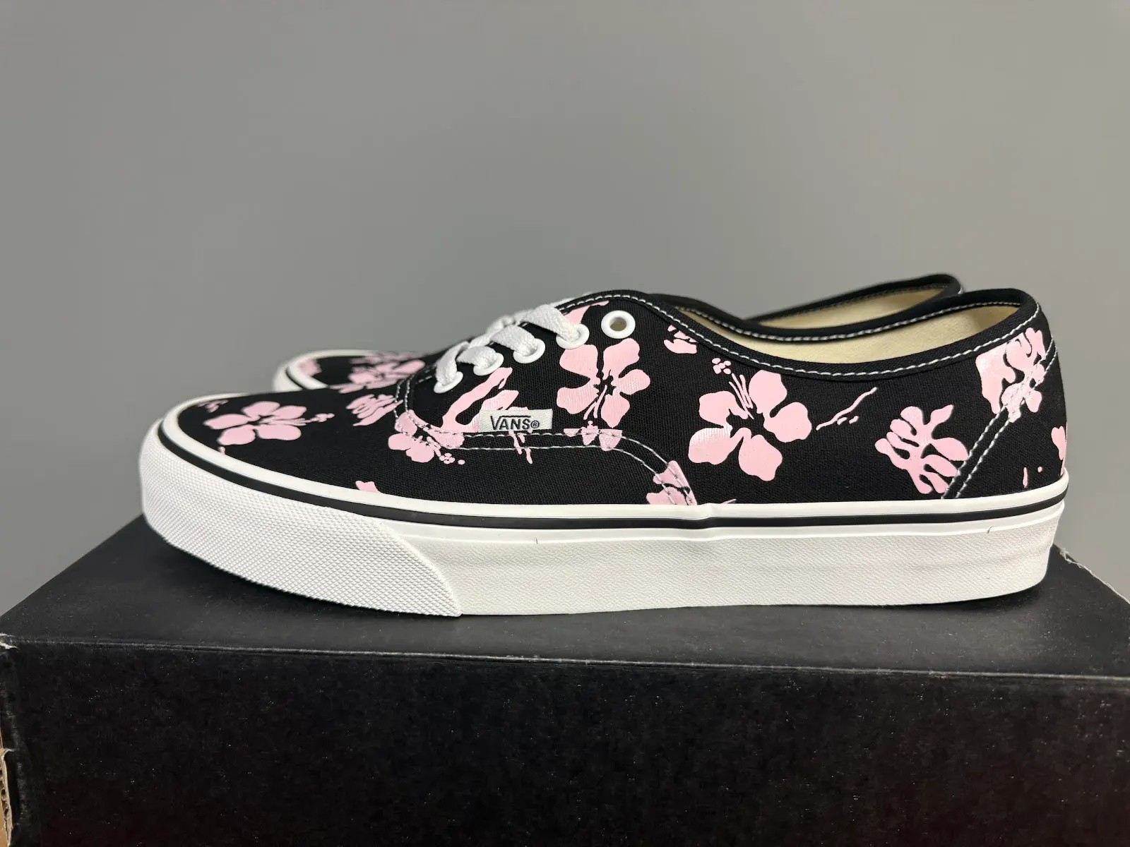 Vans Authentic Unisex Low Top Sneakers New in Box Men\'s & Women\'s Sizes Vans Authentic Unisex Low Top Sneakers New in Box Men\'s & Women\'s Sizes