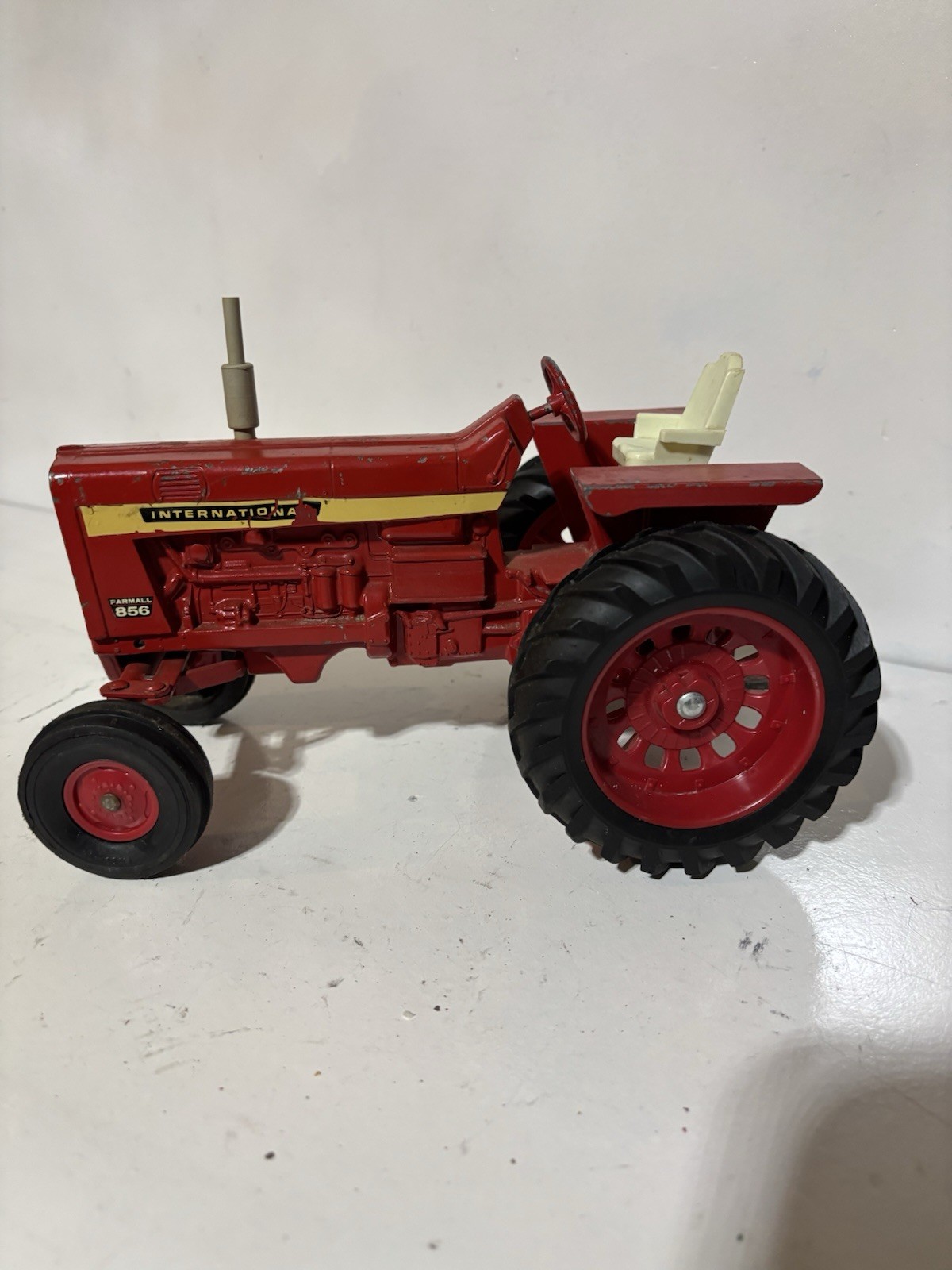 VINTAGE INTERNATIONAL 856 TRACTOR 1/16 IH ERTL WF Original VINTAGE INTERNATIONAL 856 TRACTOR 1/16 IH ERTL WF Original