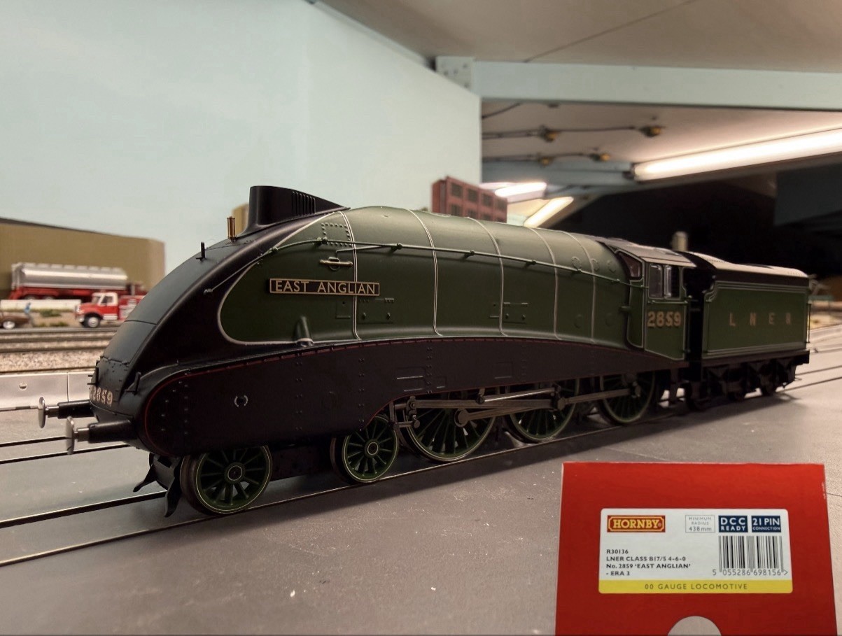 Hornby R30136 OO Gauge LNER Class B17/5 4-6-0 DCC Ready East Anglian #2859 Era 3