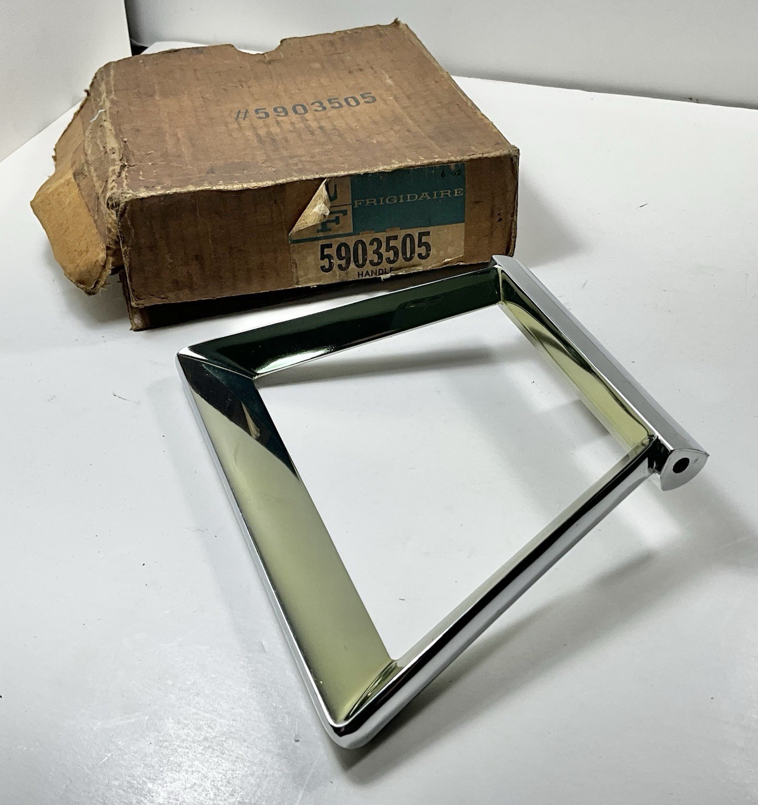 N.O.S. FRIGIDAIRE Refrigerator/Freezer 1950’s Original Door Handle Part RARE N.O.S. FRIGIDAIRE Refrigerator/Freezer 1950’s Original Door Handle Part RARE