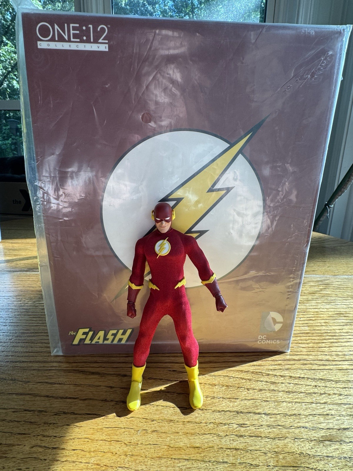 Genuine US Seller Mezco One:12 Flash Standard Edition DC Comic Version 1:12