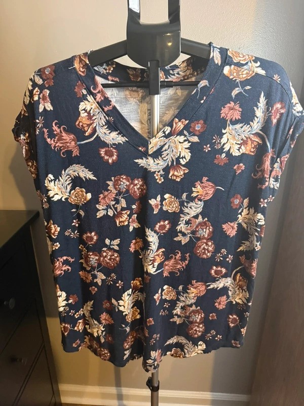 24/7 by Maurices Navy Floral V Neck Top Large 24/7 by Maurices Navy Floral V Neck Top Large