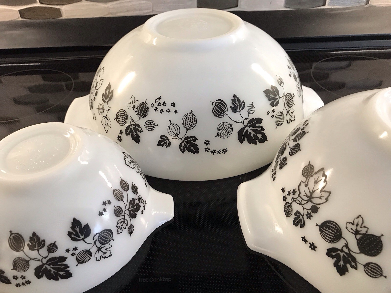 3 MINT CONDITION VINTAGE PYREX WHITE/BLACK GOOSEBERRY CINDERELLA MIXING BOWLS 3 MINT CONDITION VINTAGE PYREX WHITE/BLACK GOOSEBERRY CINDERELLA MIXING BOWLS