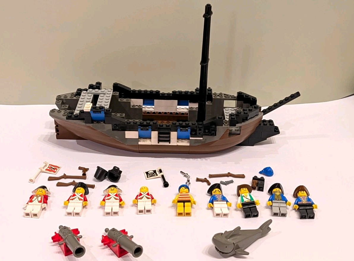 LEGO Pirates, Imperial / Redcoat Lot of 9 Minifgures & Flagship 6271 Hull