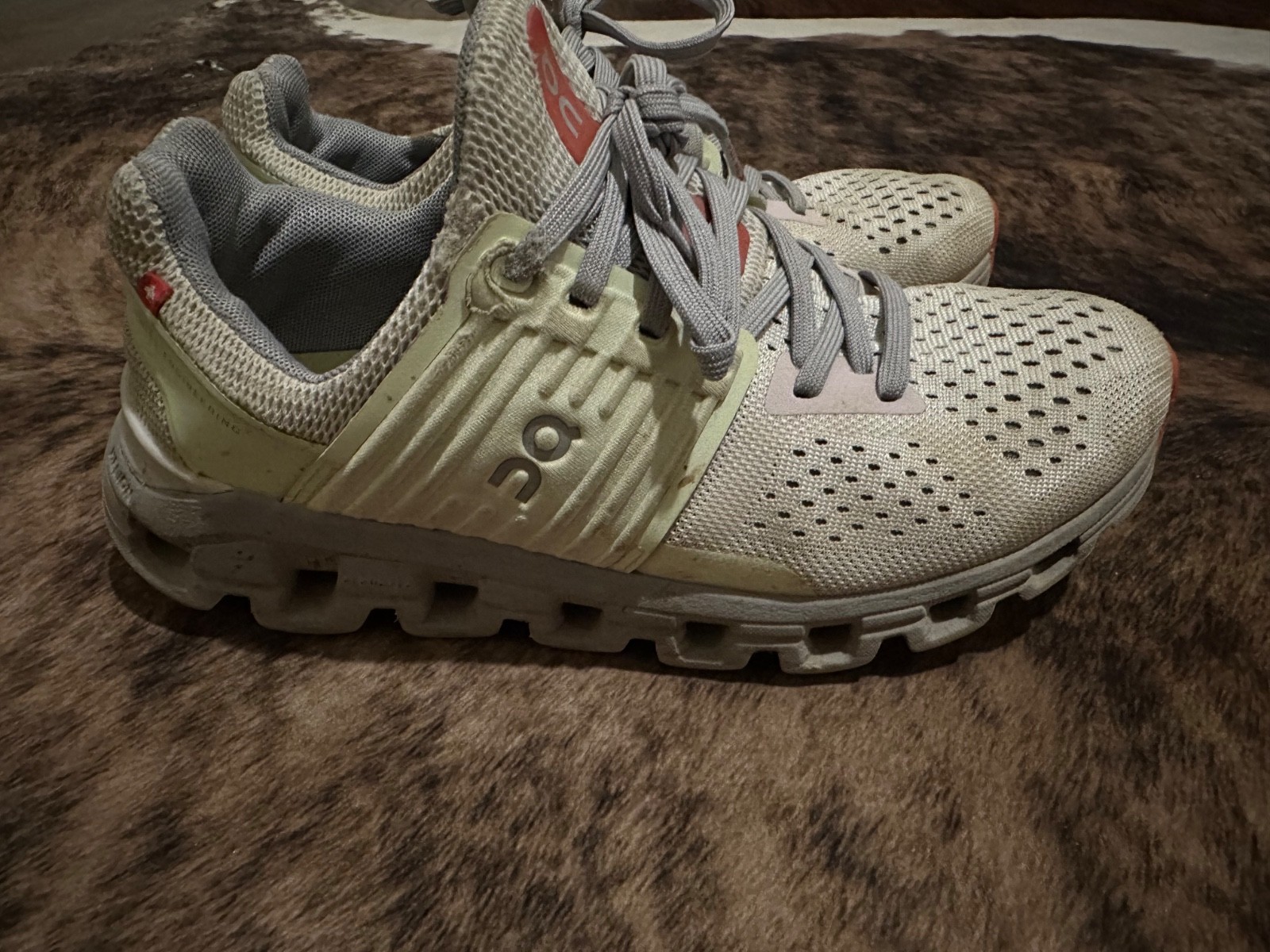 on cloud womens size 6, good condition, hardly worn.