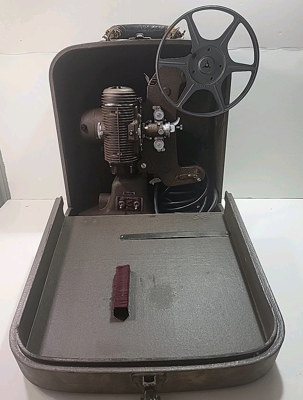 Vintage 1940s BELL AND HOWELL 8MM Filmo Master 400 Design 122 Model G