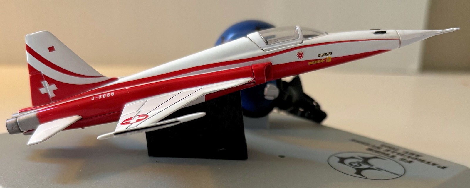 COLLECTION ARMOUR 7003 PATROUILLE SUISSE NORTHROP F-5E TIGER II w/ HELMET 100:1