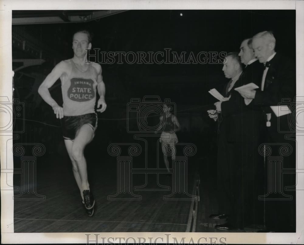 1938 Press Photo NYC Don Lash , Tom Deckard in 3000 meters at AAU meet