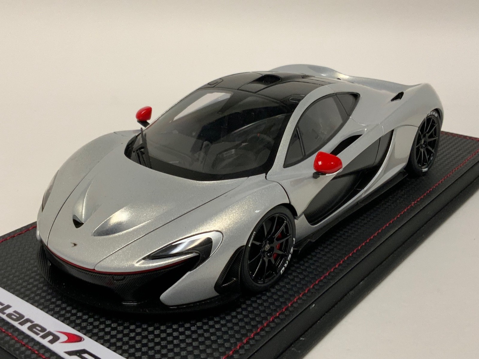 1/18 AutoArt Signature McLaren P1 in Ice Silver Custom Leather Base  76023 TL155
