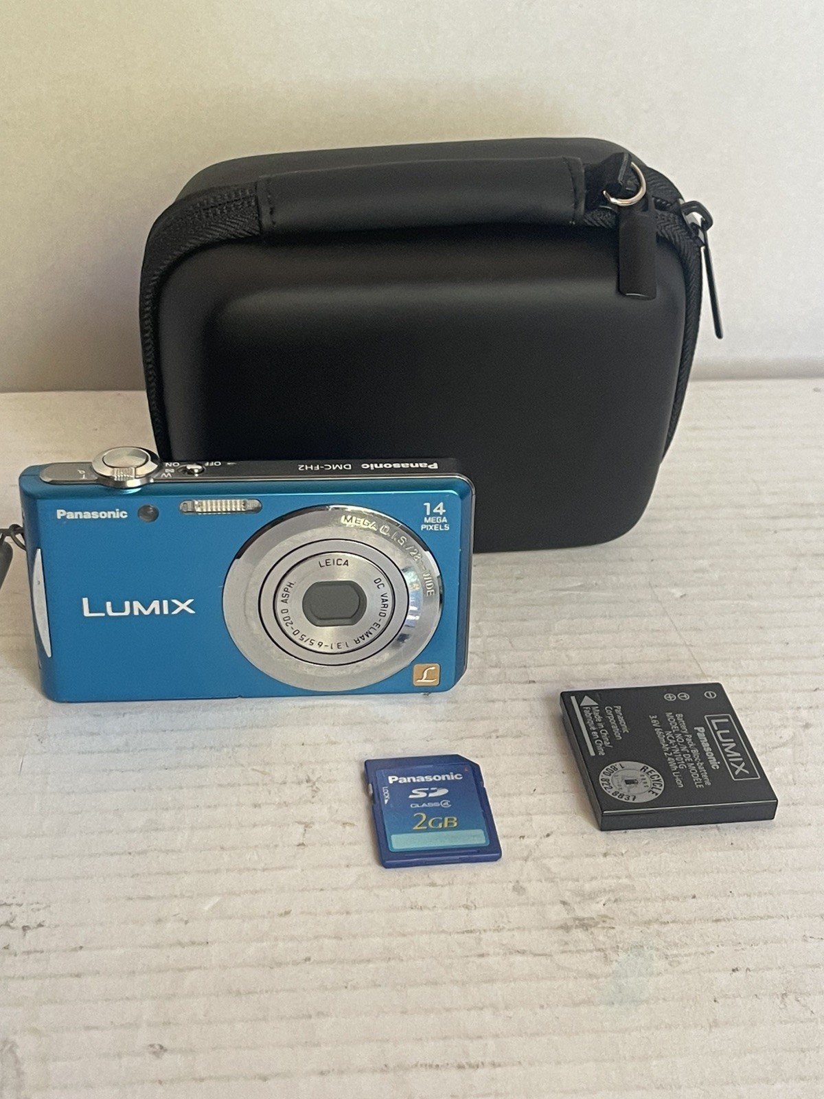 Panasonic Lumix Digital Camera Blue DMC-FH2 14MP w Battery with 2GB memory/ Case